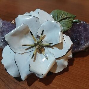 vintage 1960s LISNER metal & enamel brooch